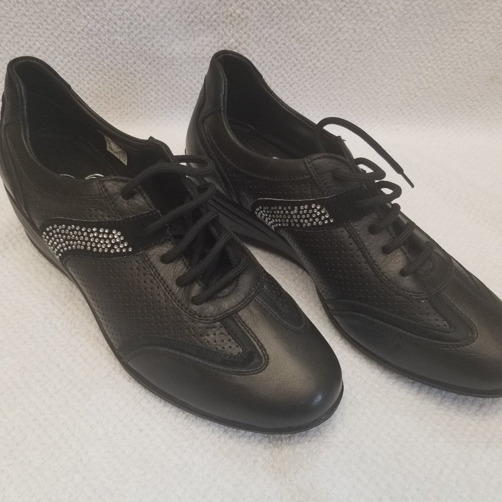 Designer style brand new all leather upper walking runner.